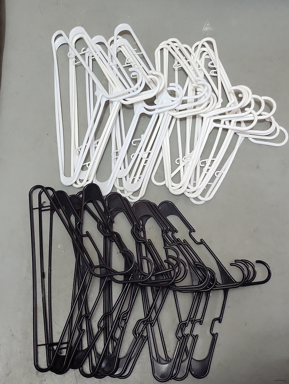 36 Pack Black White Plastic Tubular Hangers